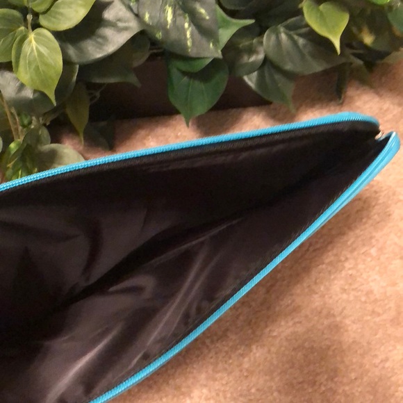 👣 {H&M} Laptop Case in Blue Metallic - Picture 3 of 8